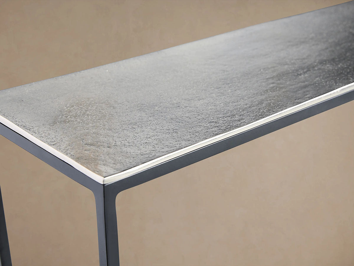 Kavali Slim Metall-Eingangskonsole Massiver Eisenrahmen Aluminiumoberfläche Flur-Eingangstisch