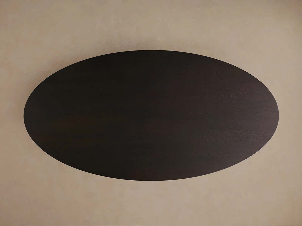 Perth Oval Esstisch aus massiver rumänischer Eiche, handgeschnitzt, moderner Stil