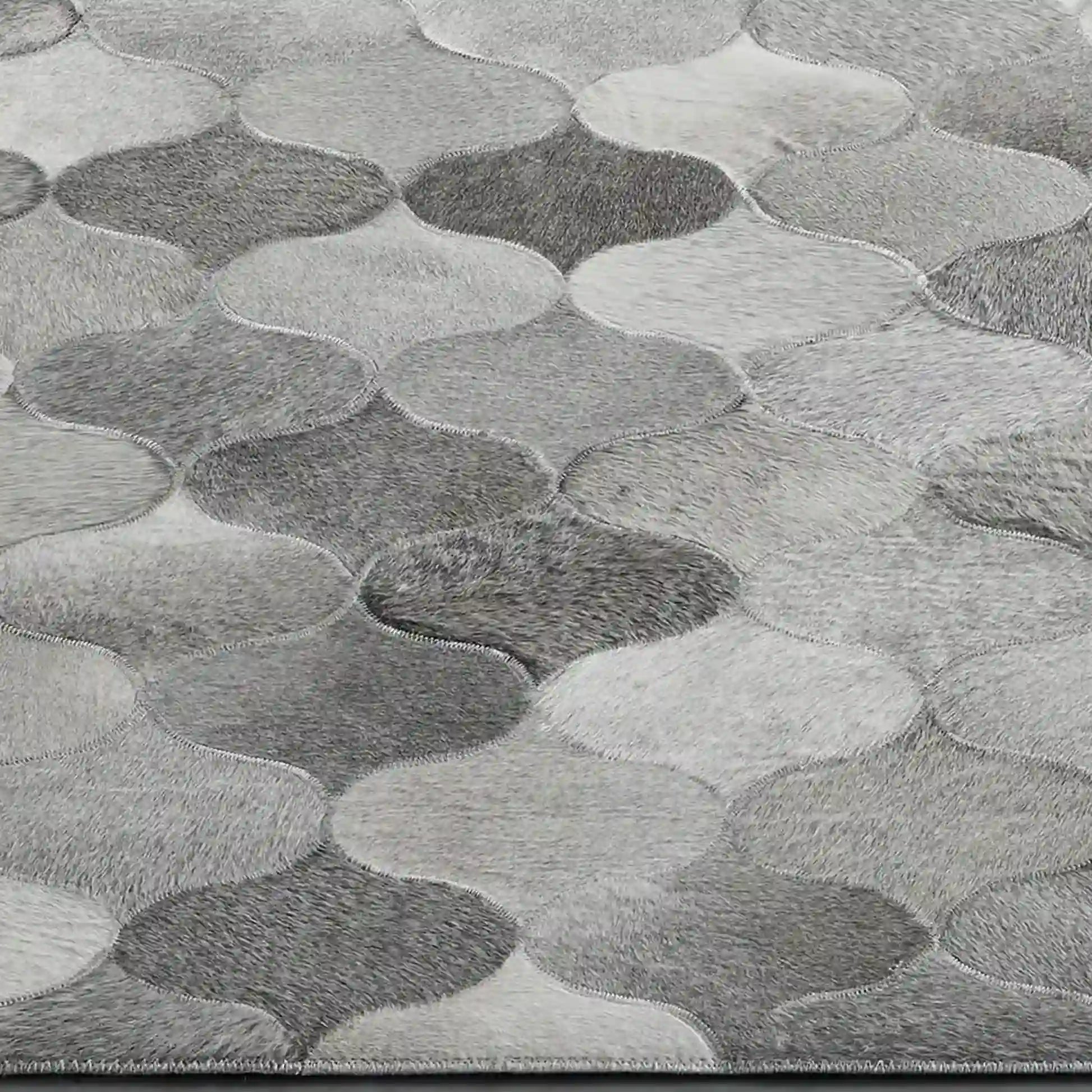 Ambrilē Teppich aus Leder mit grauen Haaren, großer Flächenteppich, moderner Patchwork-Geometrie-Stil, 244 x 305 cm