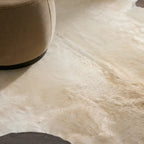 Tapis en peau de vache Caravelle Crème Caramel, forme irrégulière, style moderne rustique