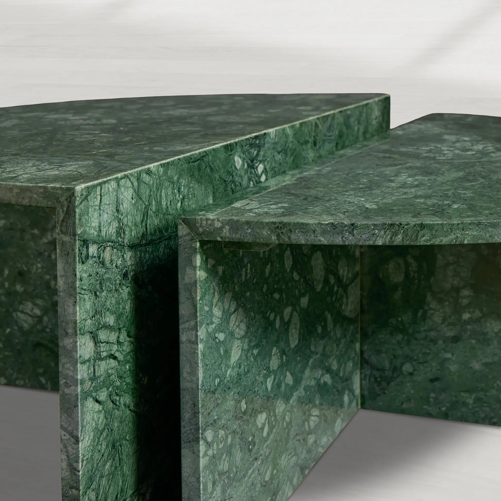 Riggs Modularer runder Couchtisch aus Marmor mit runder Cocktailtischplatte aus Naturmarmor, Sofa-Beistelltisch