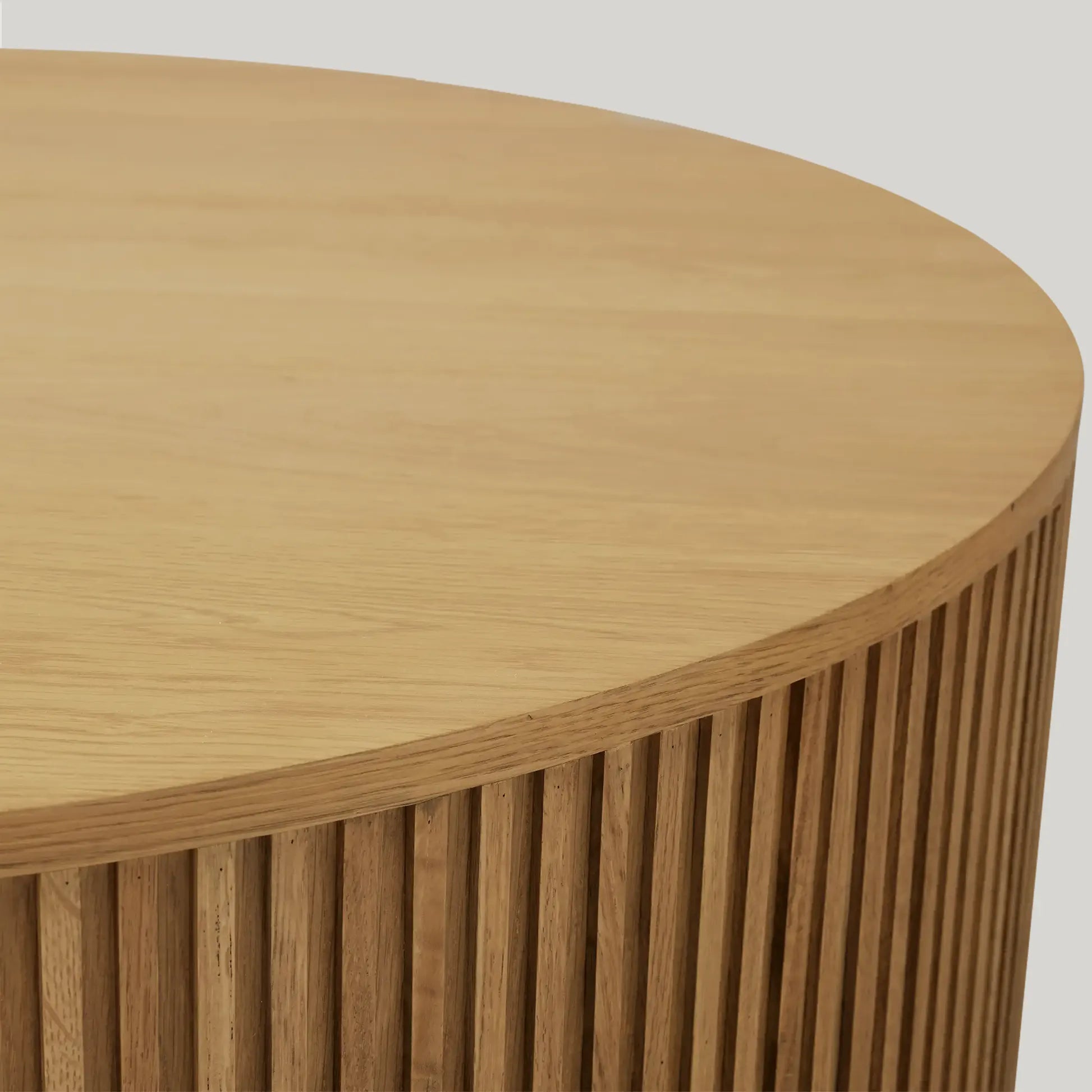 Finnley Round Oak Wood Coffee Table Modern Sofa Center Tea Table with Reeded Detailing