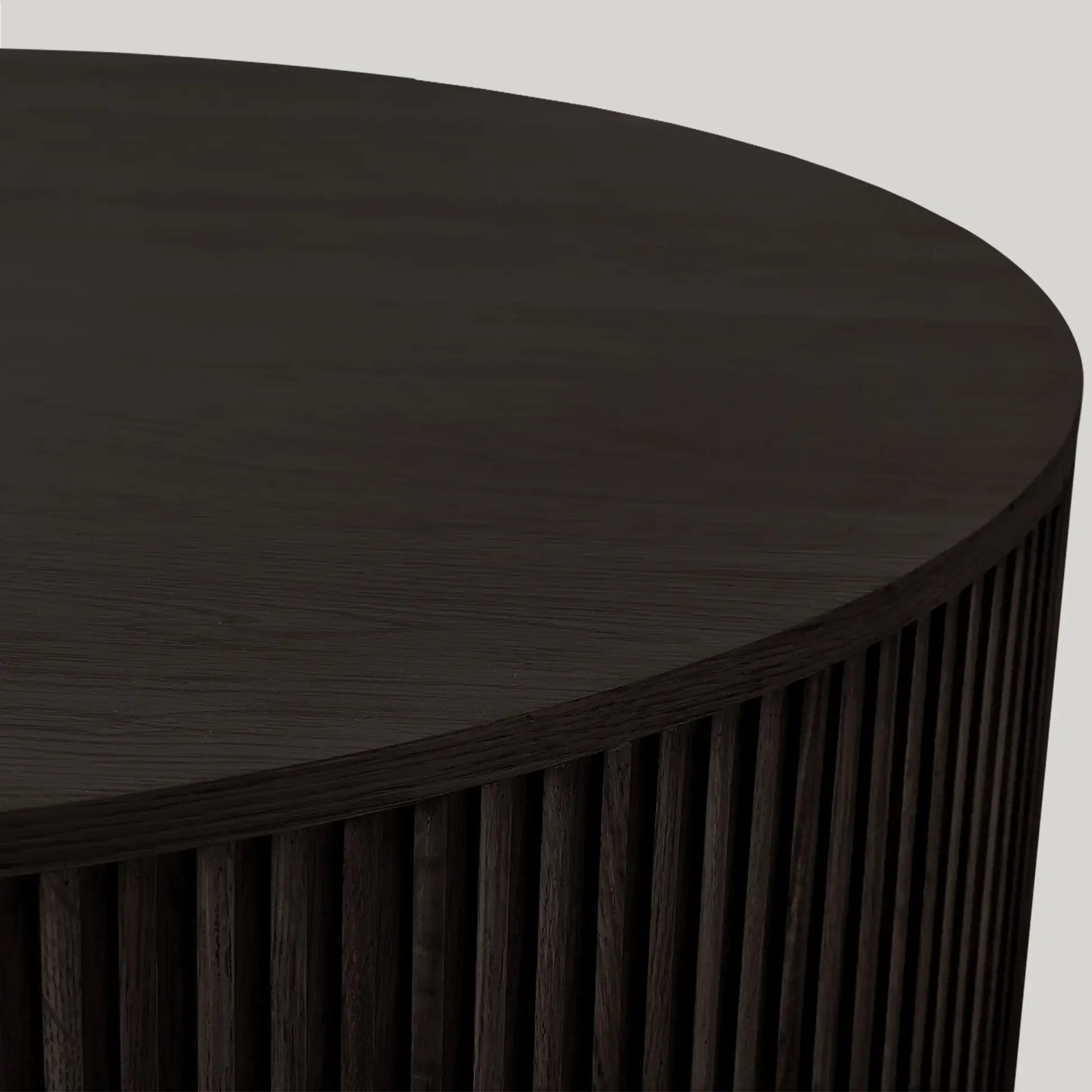 Finnley Round Oak Wood Coffee Table Modern Sofa Center Tea Table with Reeded Detailing
