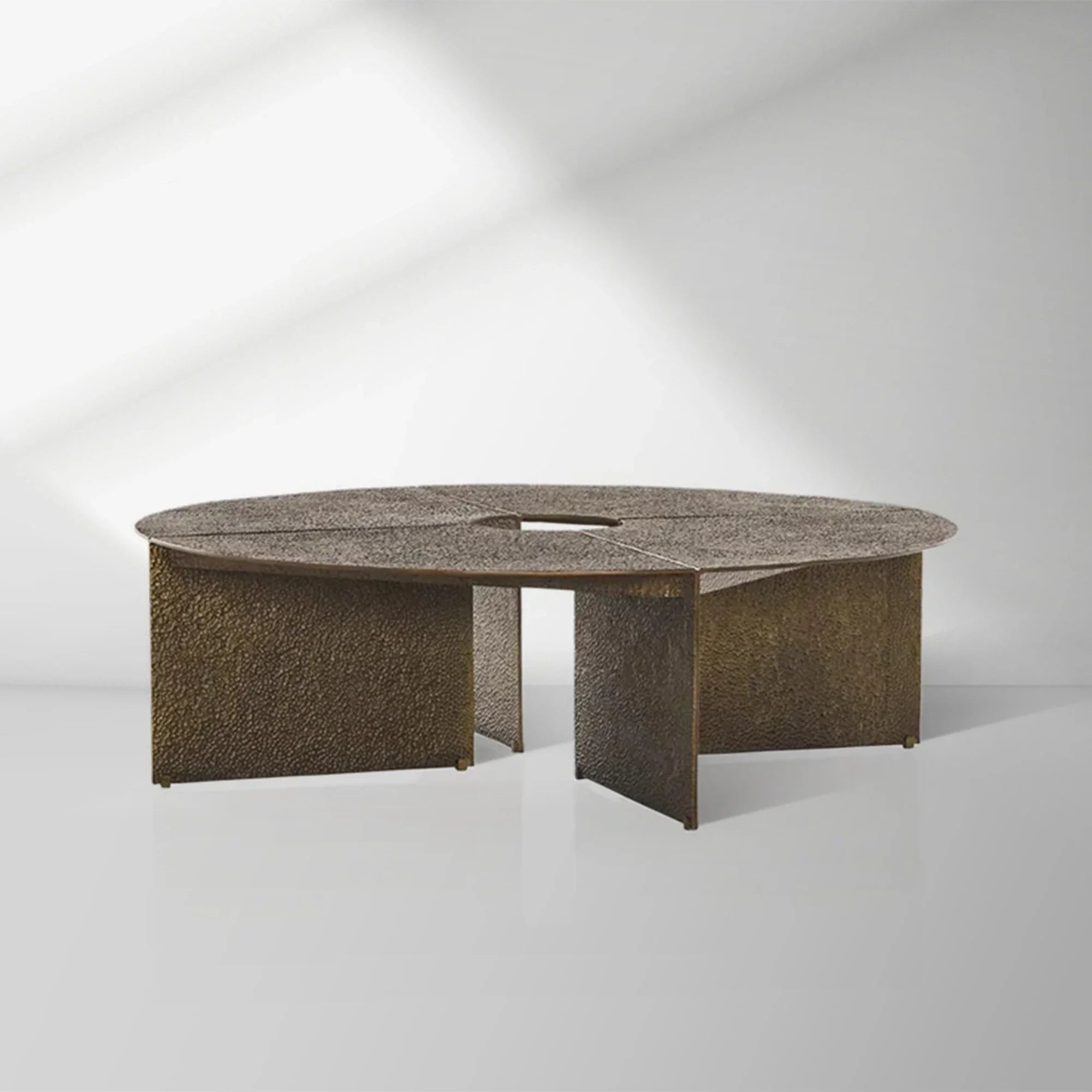 Bowie Couchtisch mit gehämmertem Couch-Zentral-Teetisch aus Aluminiumguss in Antikbronze