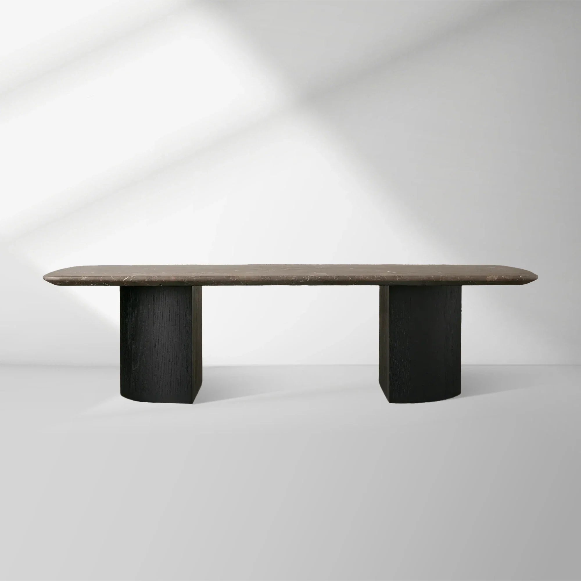 San Germani 72" Steincouchtisch mit Natursteinplatte und Dauphine Metallfuß