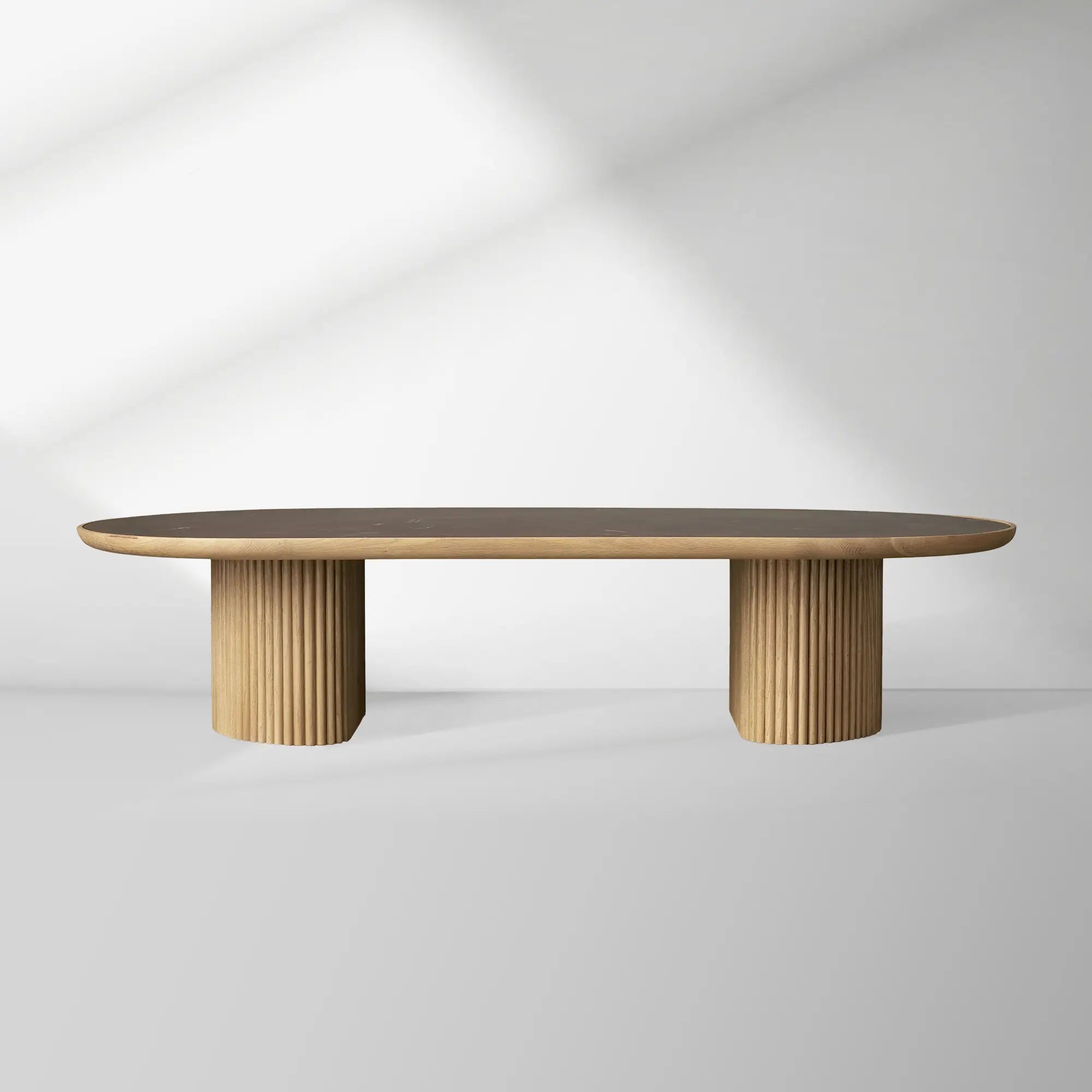 Couchtisch Astor mit ovalem Holzsockel und Marmorplatte
