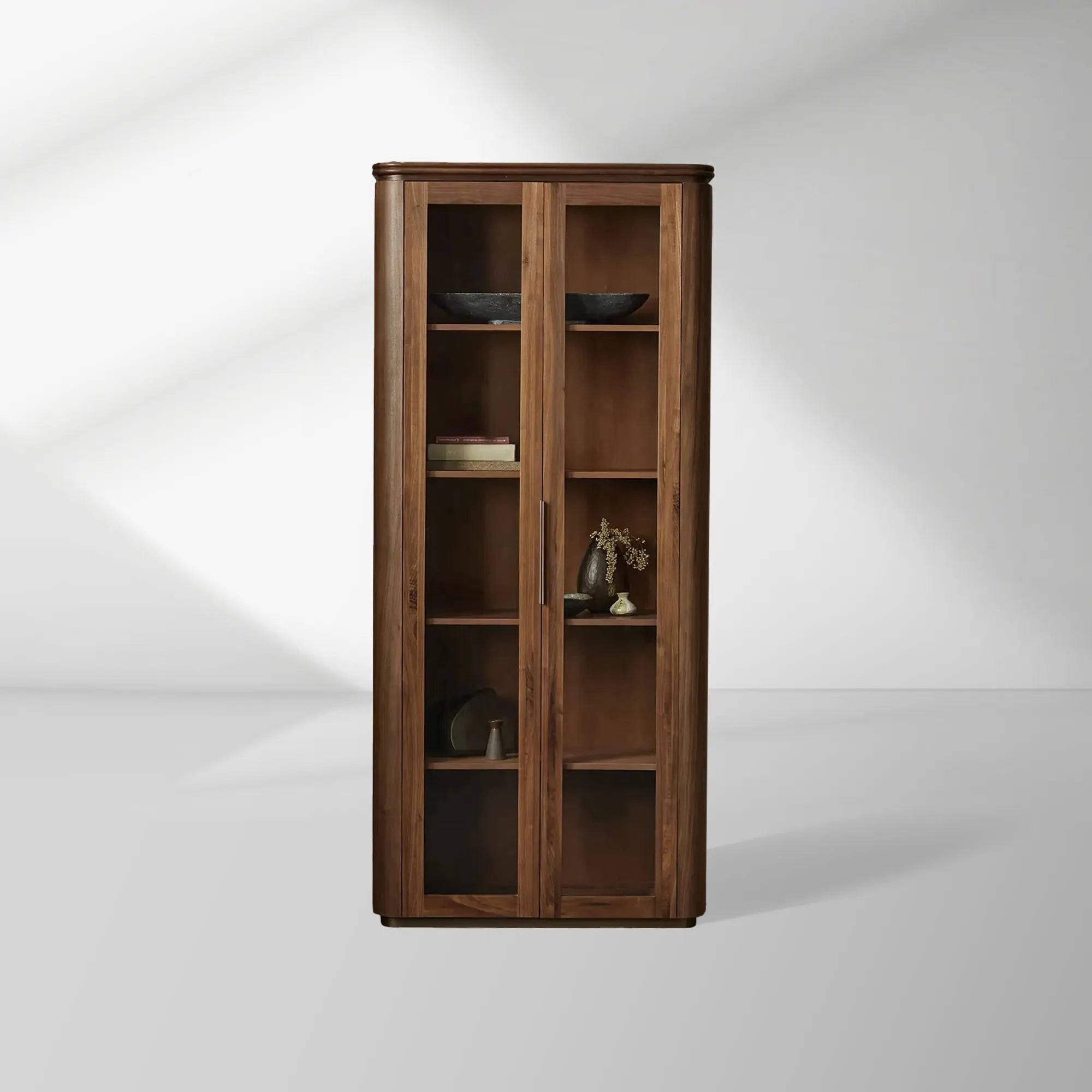 Vitrine haute Caden en noyer, meuble de rangement en bois, vitrine d'entrée, bibliothèque avec porte vitrée