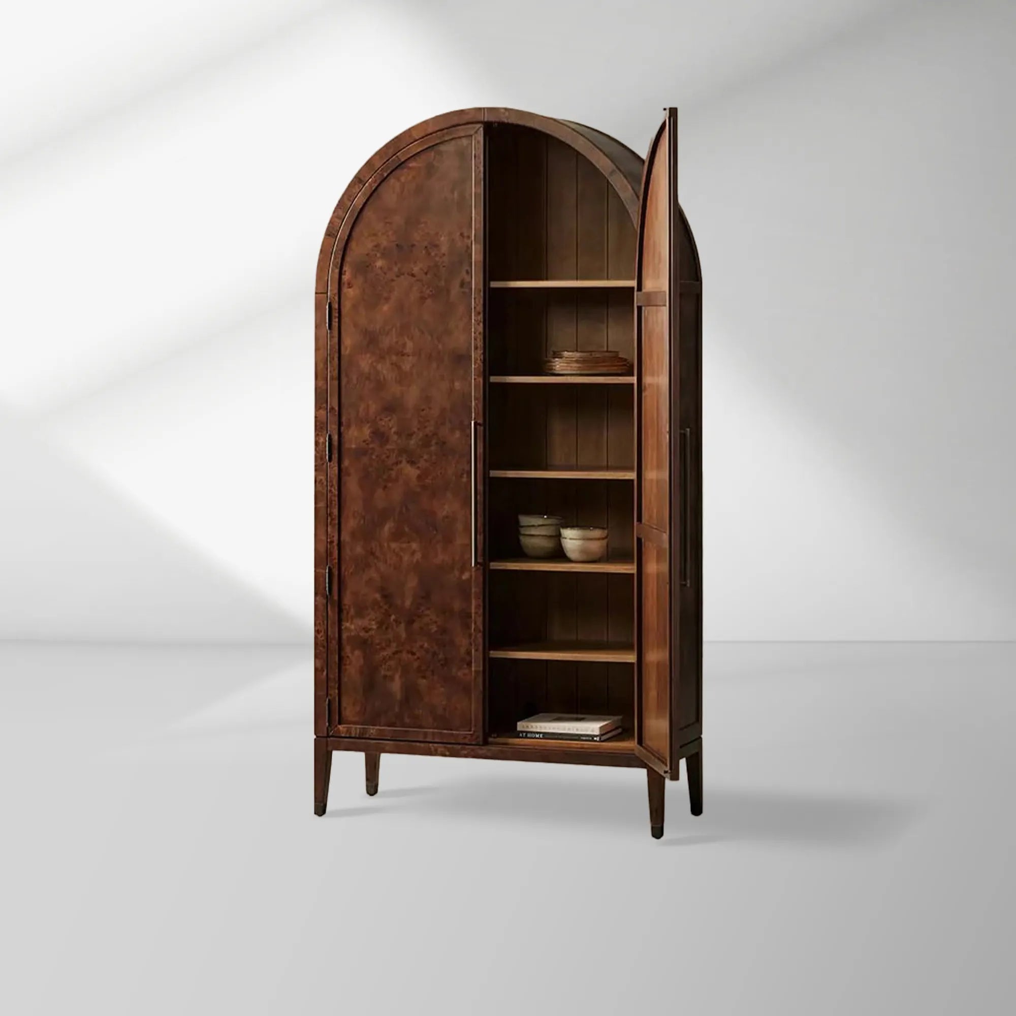 Armoire haute Hattie Burl pour salon, en bois naturel à grain de grain. 