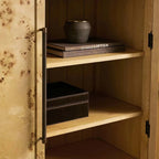 Armoire haute Hattie Burl pour salon, en bois naturel à grain de grain. 