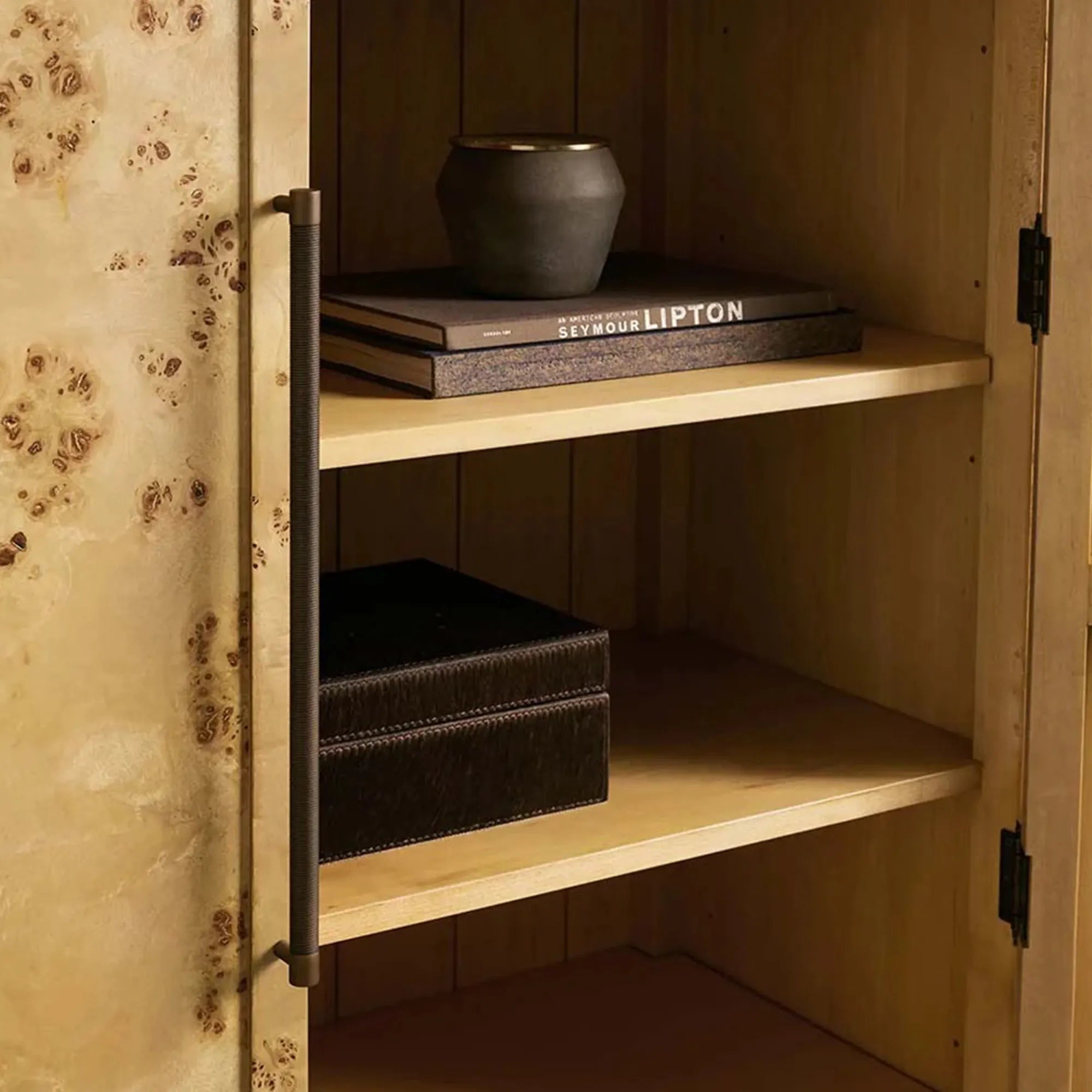 Armoire haute Hattie Burl pour salon, en bois naturel à grain de grain. 