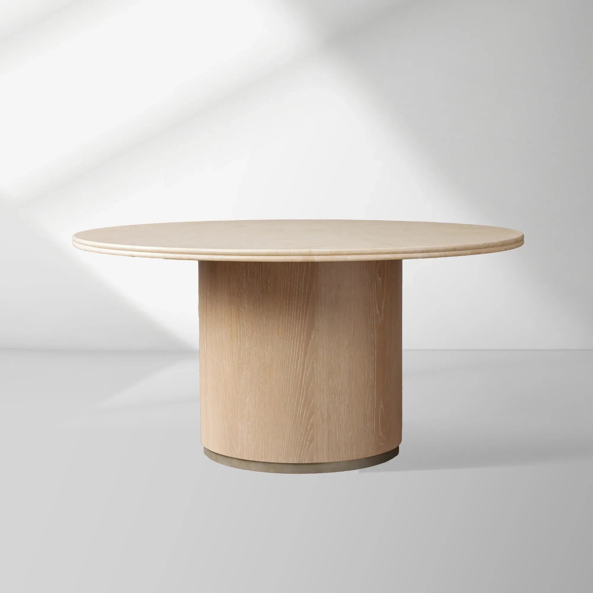 Table à manger ronde Caden avec plateau en pierre, en noyer ou en chêne avec piètement sculptural