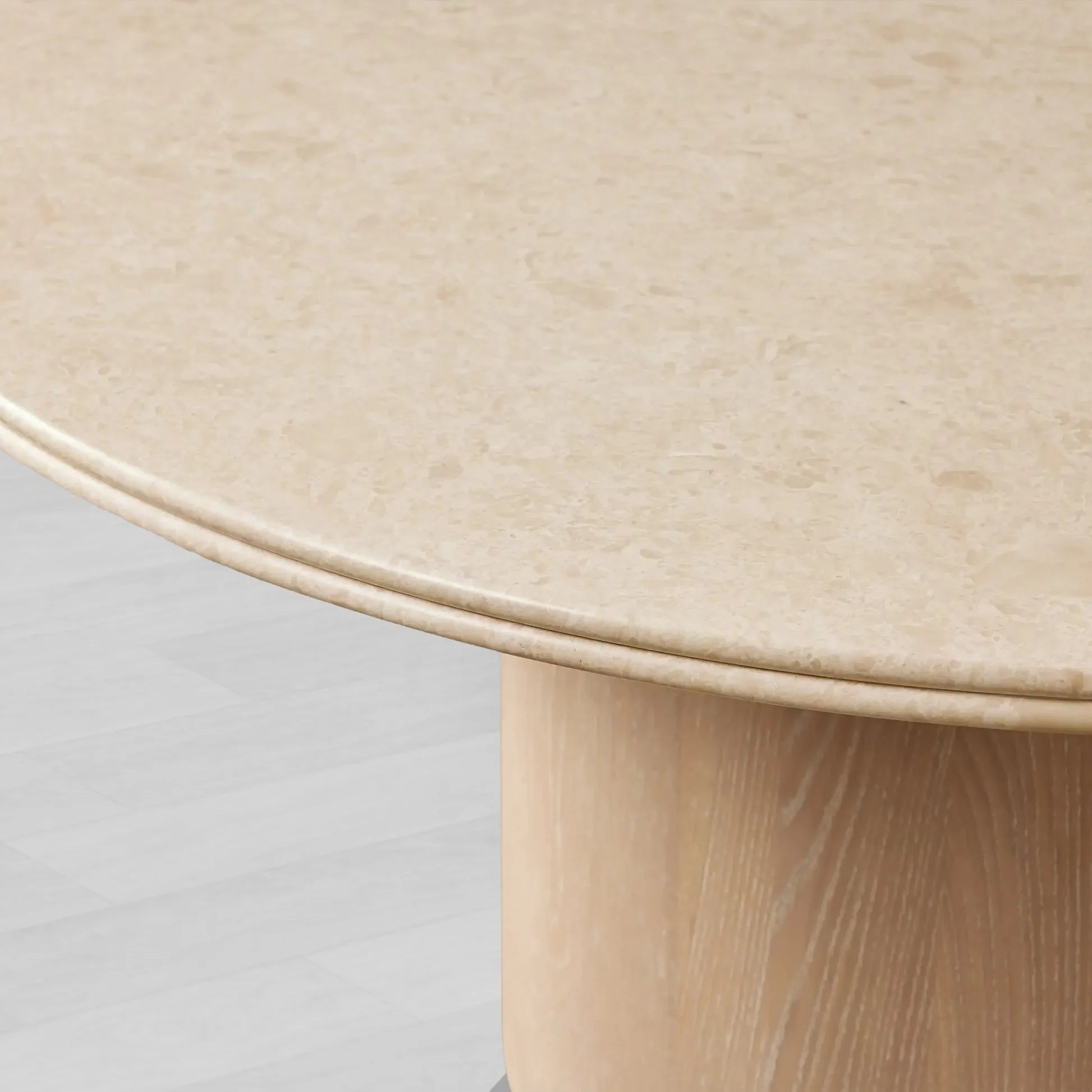 Table à manger ronde Caden avec plateau en pierre, en noyer ou en chêne avec piètement sculptural