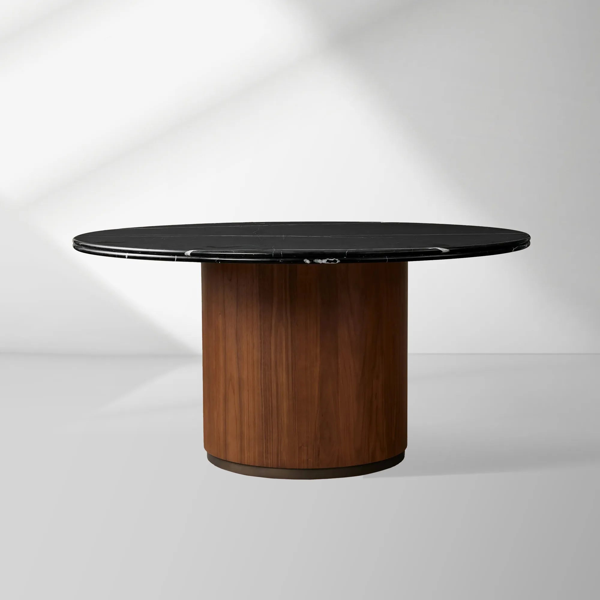 Table à manger ronde Caden avec plateau en pierre, en noyer ou en chêne avec piètement sculptural
