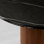 Table à manger ronde Caden avec plateau en pierre, en noyer ou en chêne avec piètement sculptural
