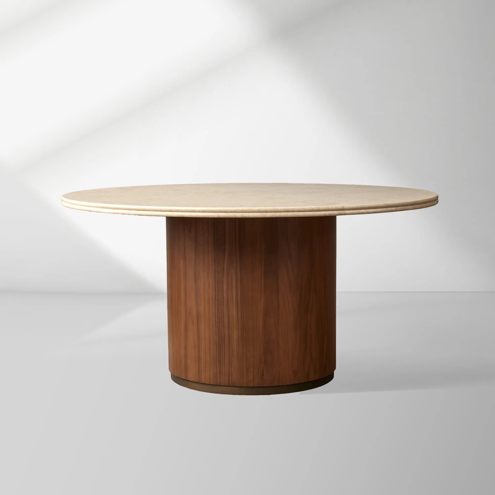 Table à manger ronde Caden avec plateau en pierre, en noyer ou en chêne avec piètement sculptural