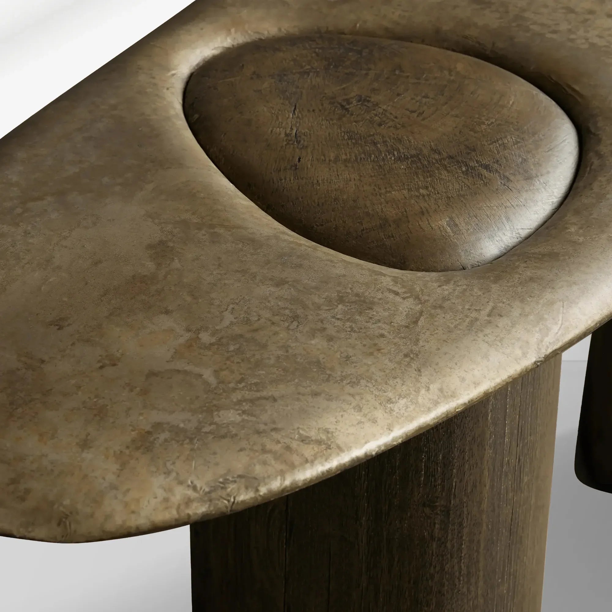 Sucurro Konsole aus gespaltenem Primavera-Holz, Eingangstisch mit oxidierter Aluminiumplatte, moderner Minimalismus-Stil, Flurtisch
