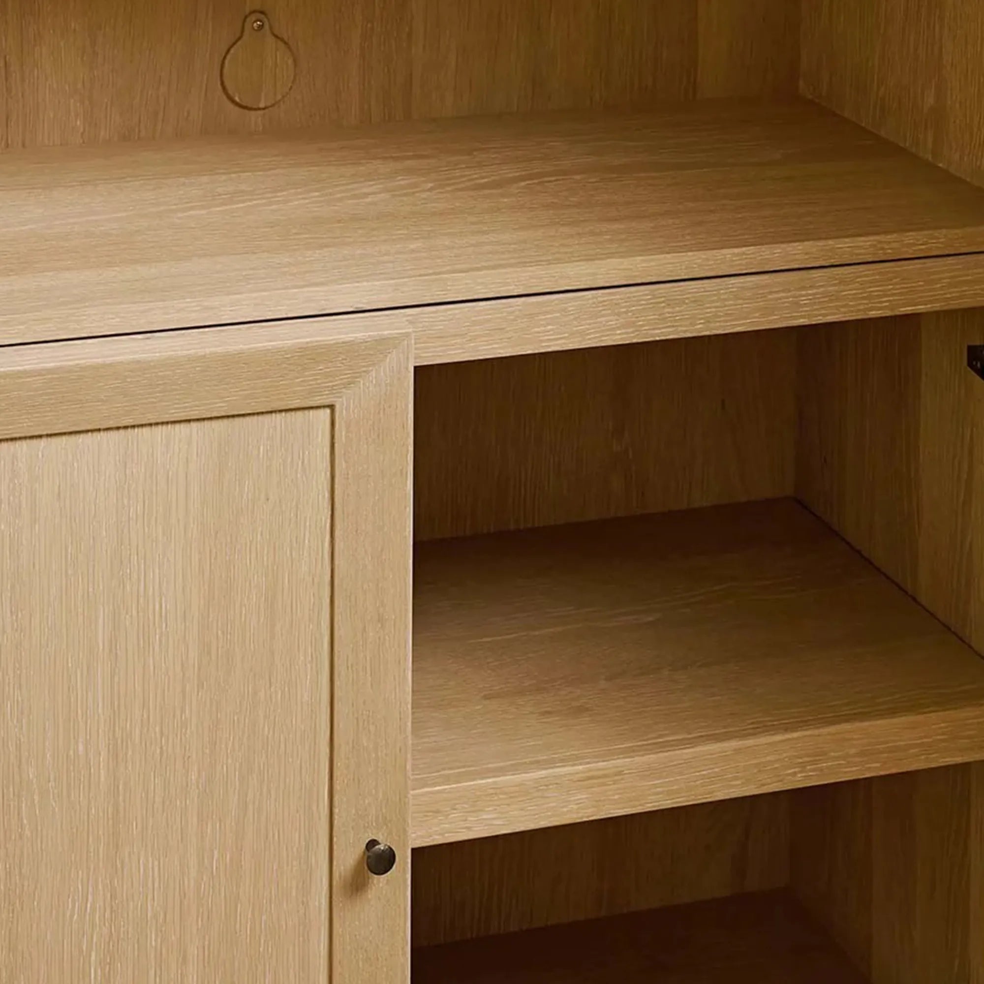 Nason Modularer hoher Eichenschrank für moderne Wohnzimmer mit großen Schließfächern