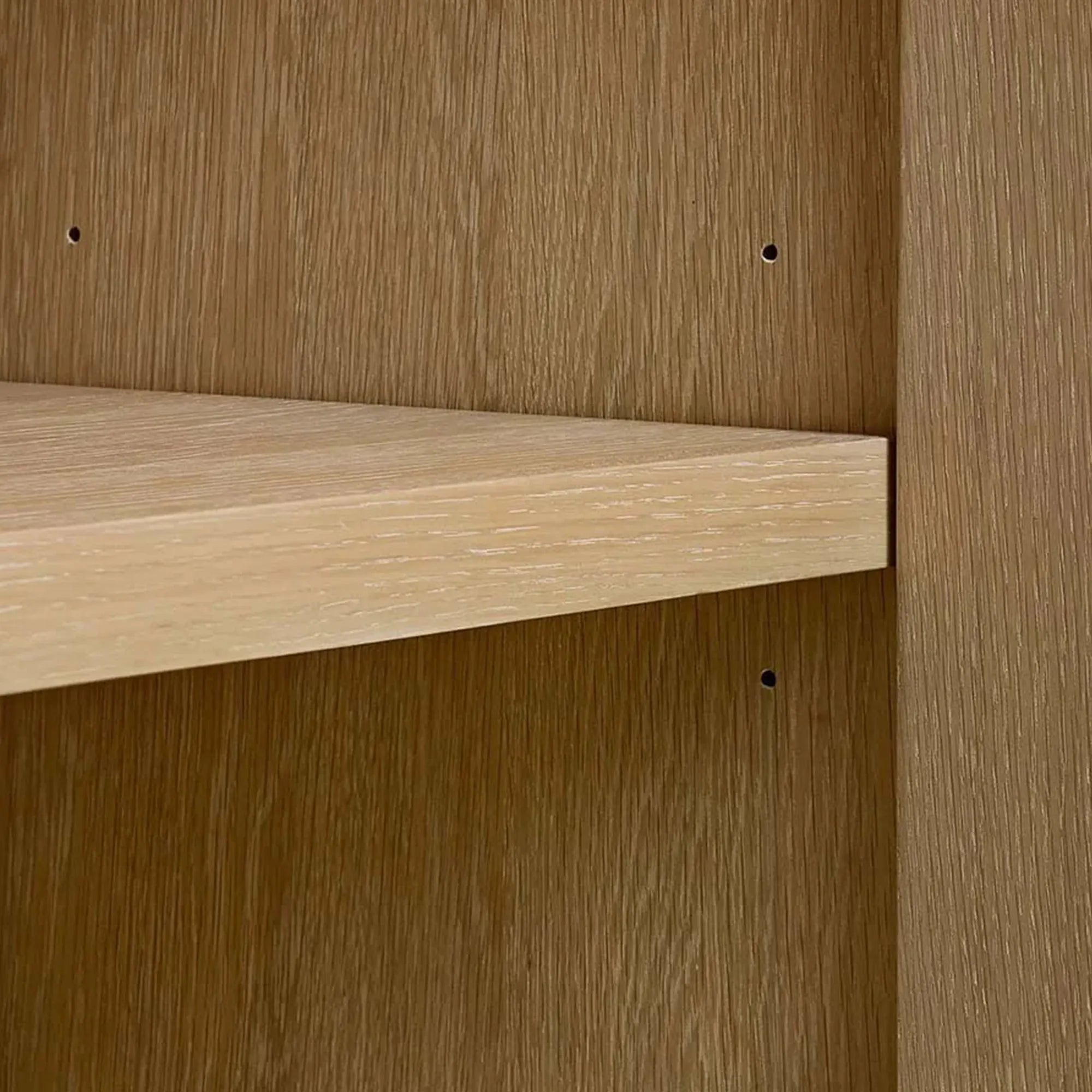 Nason Modularer hoher Eichenschrank für moderne Wohnzimmer mit großen Schließfächern
