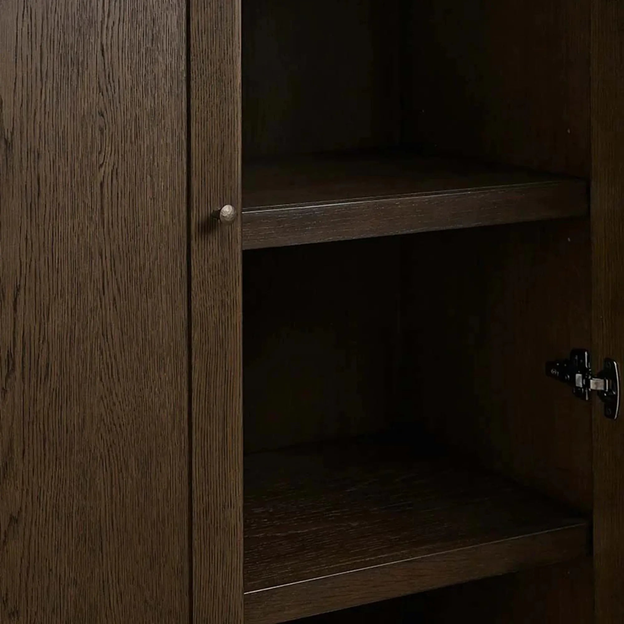Nason Modularer hoher Eichenschrank für moderne Wohnzimmer mit großen Schließfächern