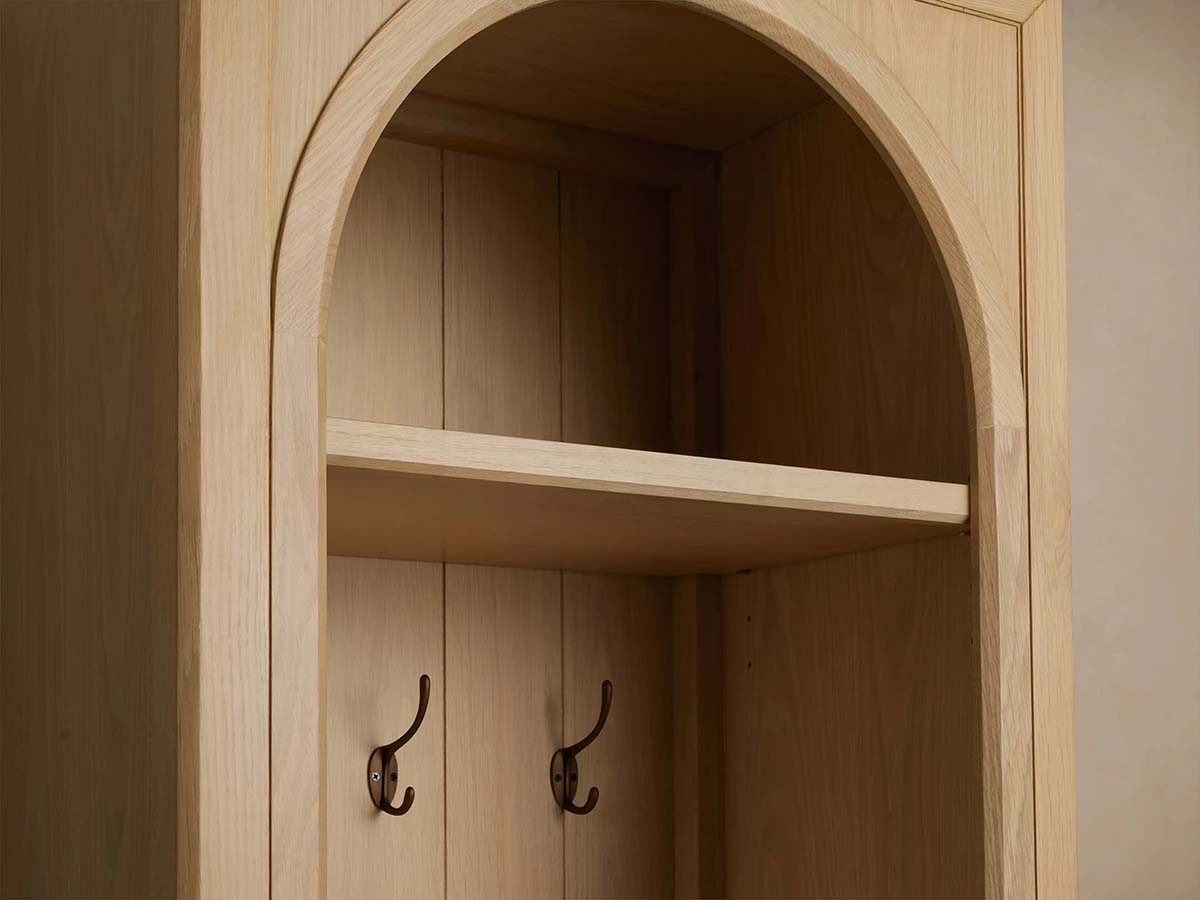 Armoire d'entrée haute Hattie en chêne avec crochets 