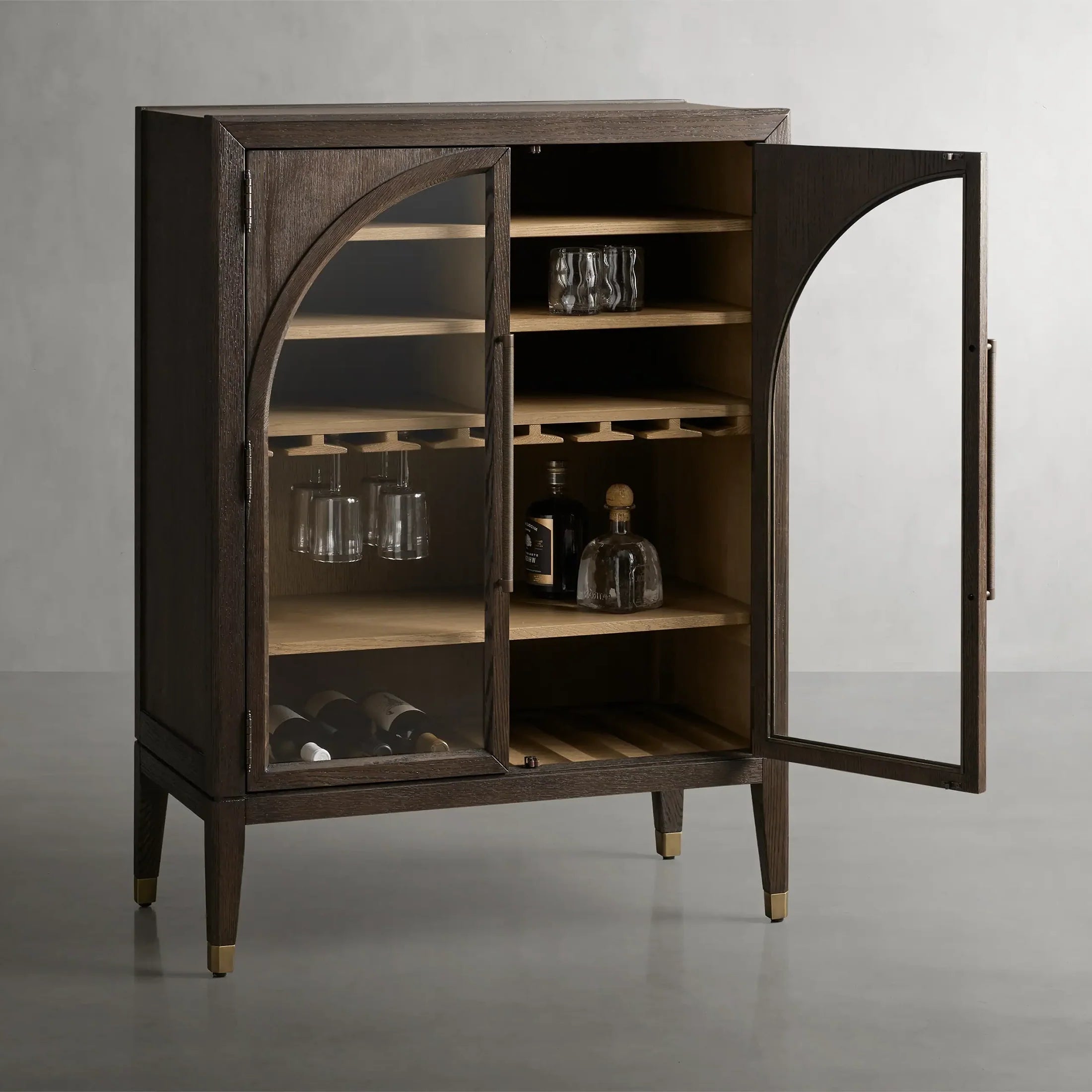 Hattie Holz-Barschrank, niedriger Weinschrank im Mid-Century-Modern-Stil aus Eiche