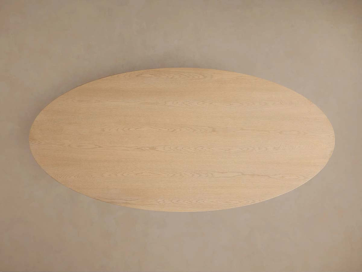 Perth Oval Esstisch aus massiver rumänischer Eiche, handgeschnitzt, moderner Stil