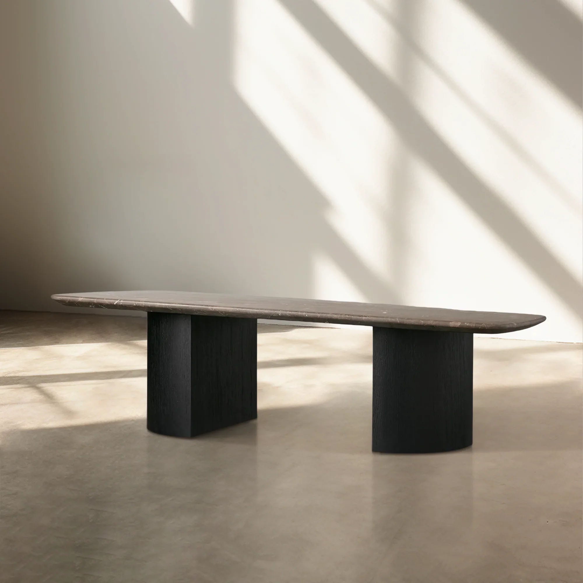 San Germani 72" Steincouchtisch mit Natursteinplatte und Dauphine Metallfuß