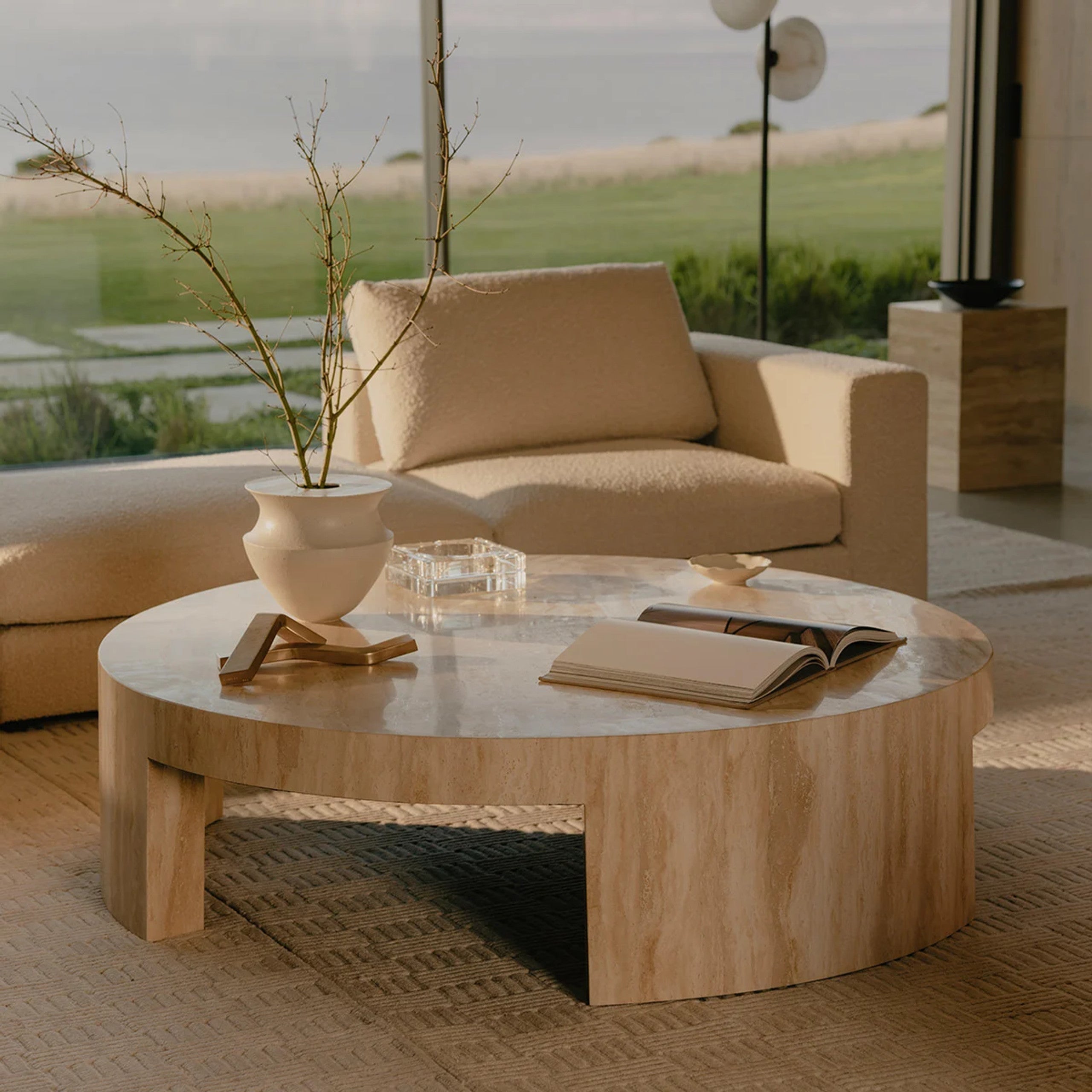 Runder Couchtisch Veneta mit Carrara-Marmor-Furnierplatte für Wohnzimmer und Holztisch