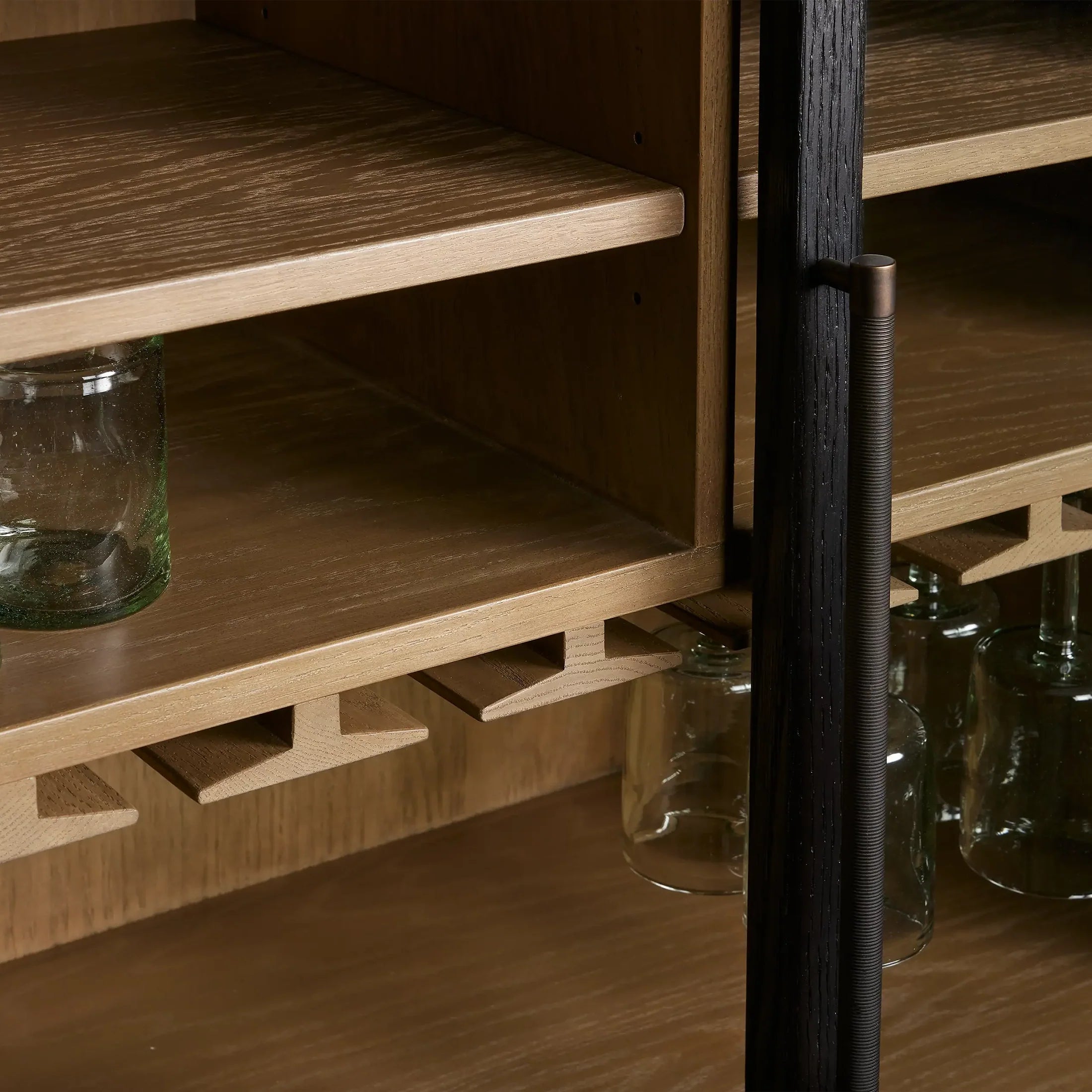 Hattie Holz-Barschrank, niedriger Weinschrank im Mid-Century-Modern-Stil aus Eiche