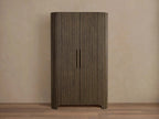 Armoire haute Astor en chêne cannelé pour salon ou chambre à coucher