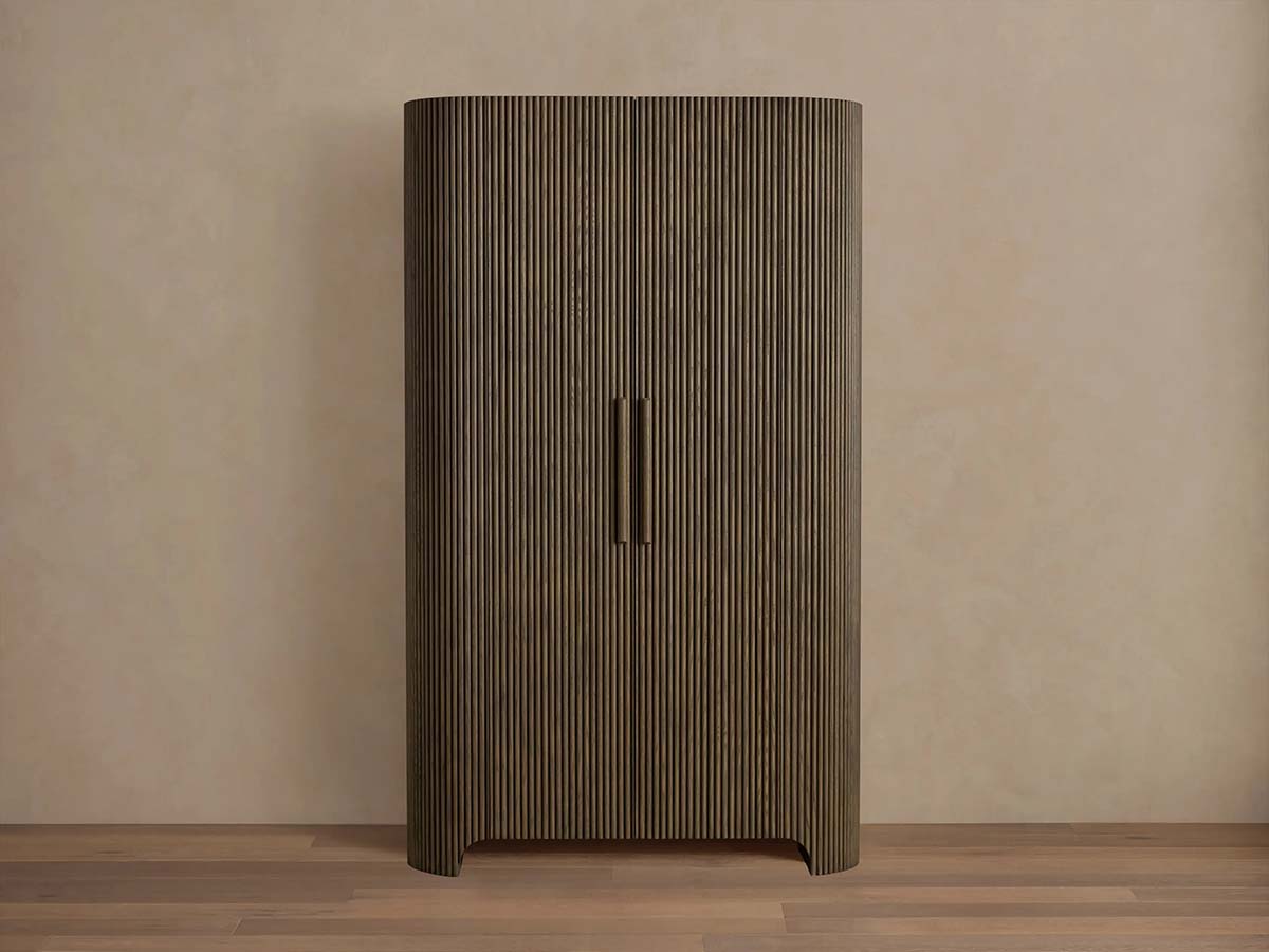 Armoire haute Astor en chêne cannelé pour salon ou chambre à coucher