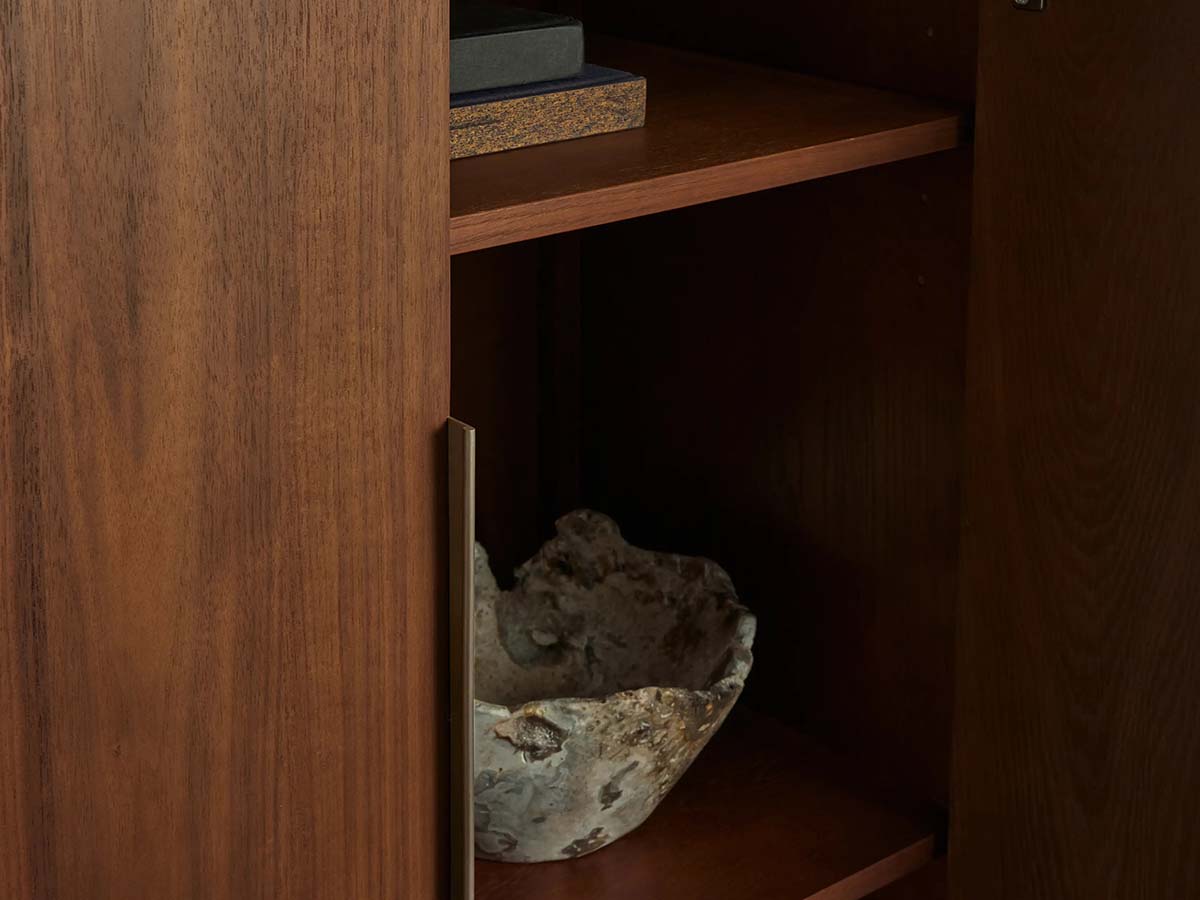 Hoher Aufbewahrungsschrank von Caden Wood, Vitrine aus Walnussholz, Esszimmerschrank, Eingangsbereich, Geschirrschrank