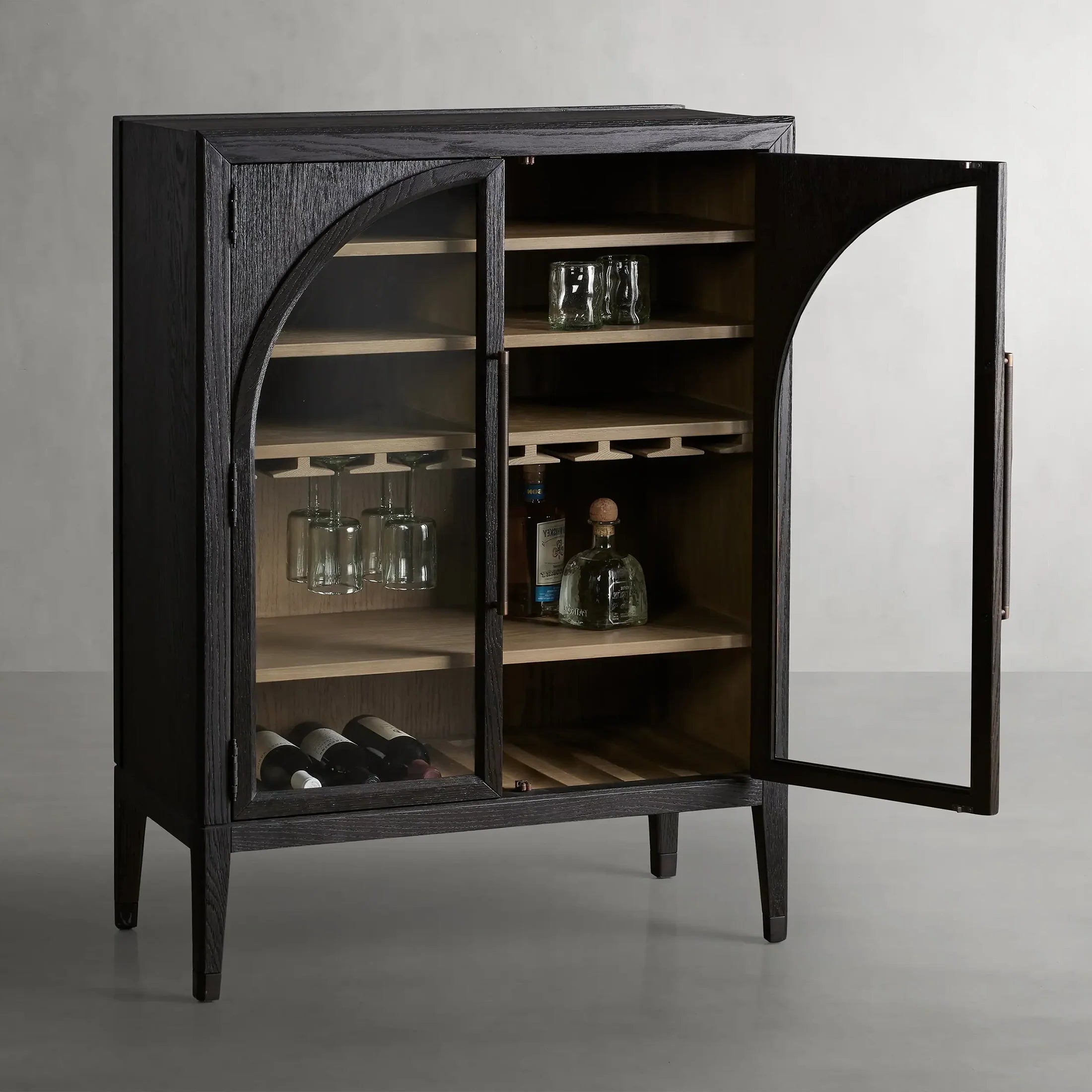 Hattie Holz-Barschrank, niedriger Weinschrank im Mid-Century-Modern-Stil aus Eiche