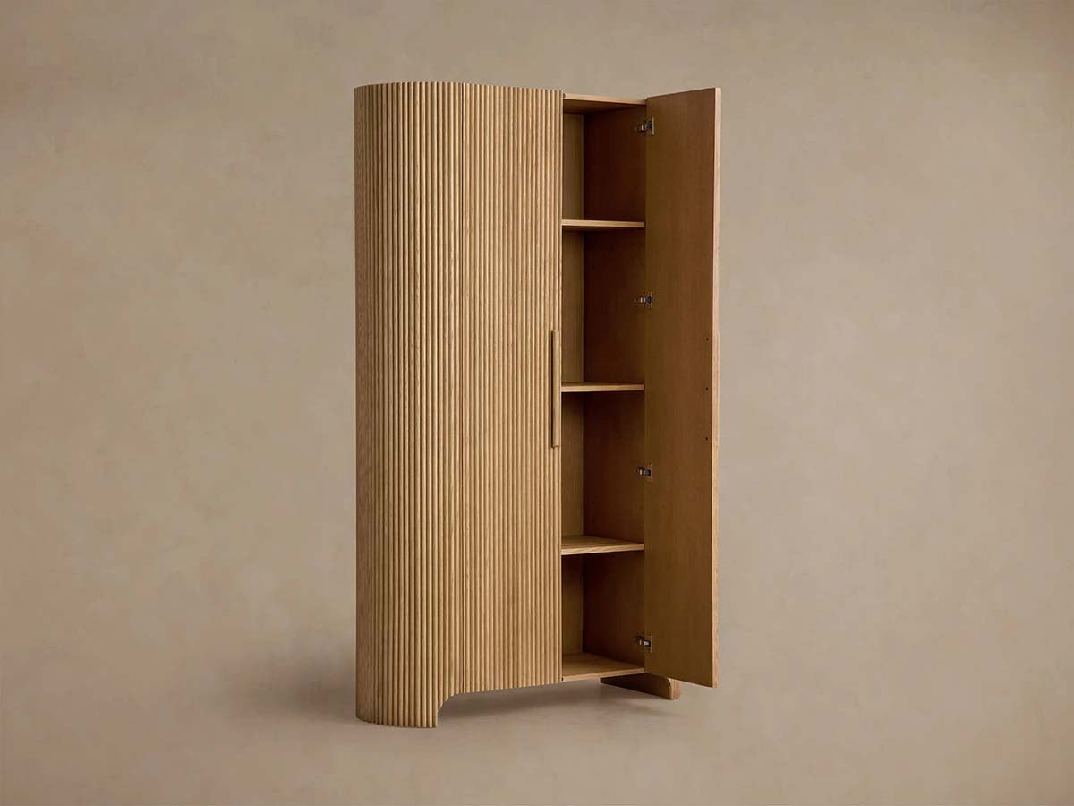 Armoire haute Astor en chêne cannelé pour salon ou chambre à coucher