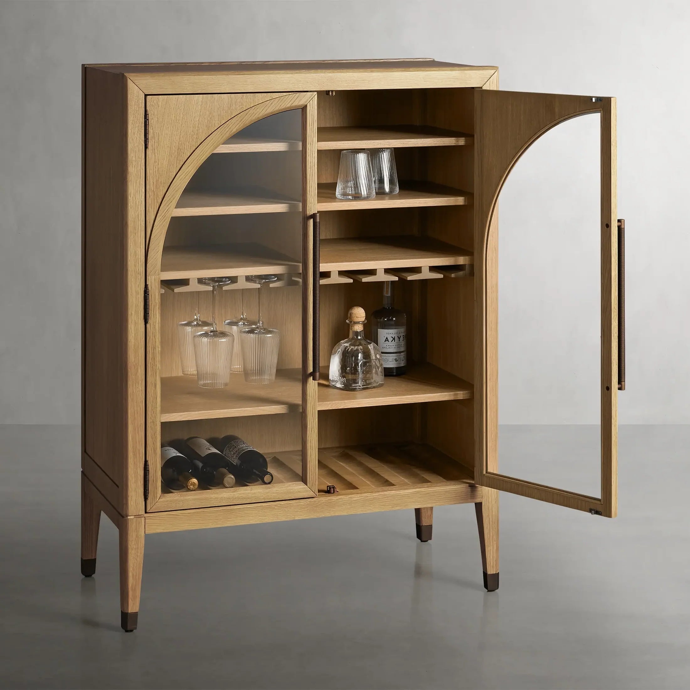 Hattie Holz-Barschrank, niedriger Weinschrank im Mid-Century-Modern-Stil aus Eiche