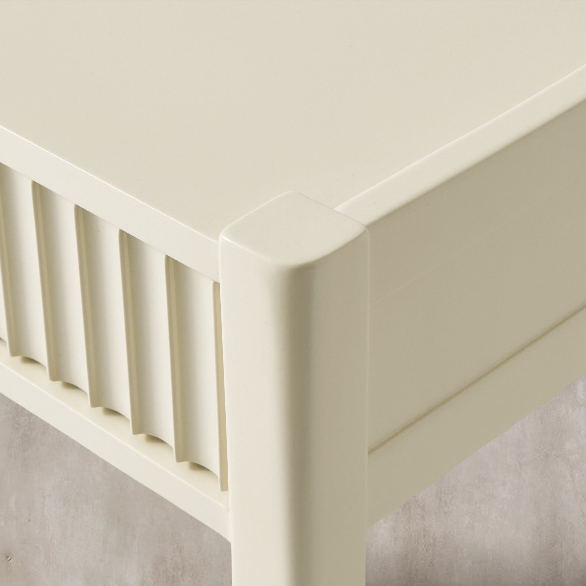 Lewis Couchtisch aus Massivholz, Sofa-Beistelltisch mit geriffelten Schubladen
