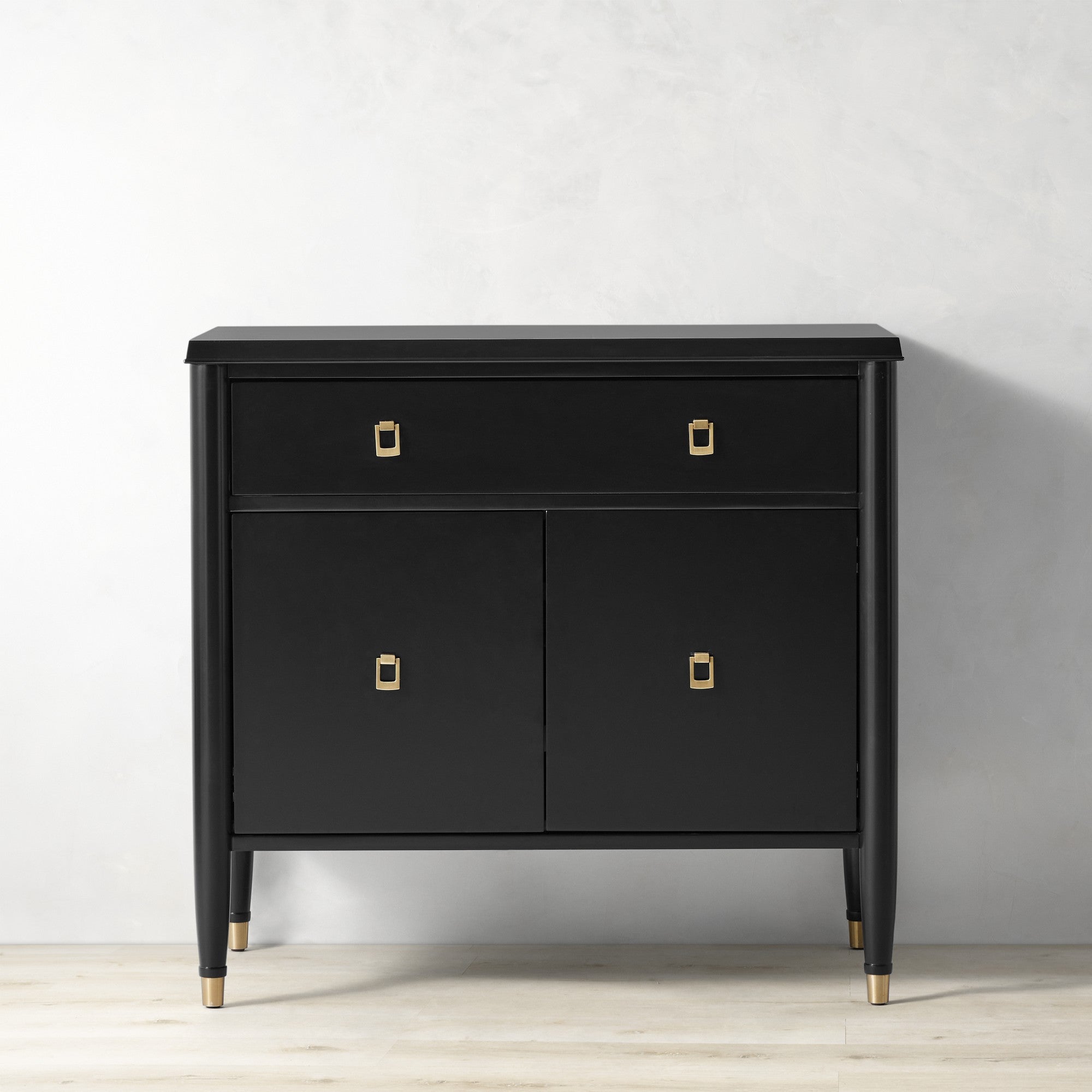 Lavendelfarbener französischer offener Vitrinenschrank, hohes Esszimmer-Sideboard aus Holz mit verdecktem Stauraum im Unterschrank