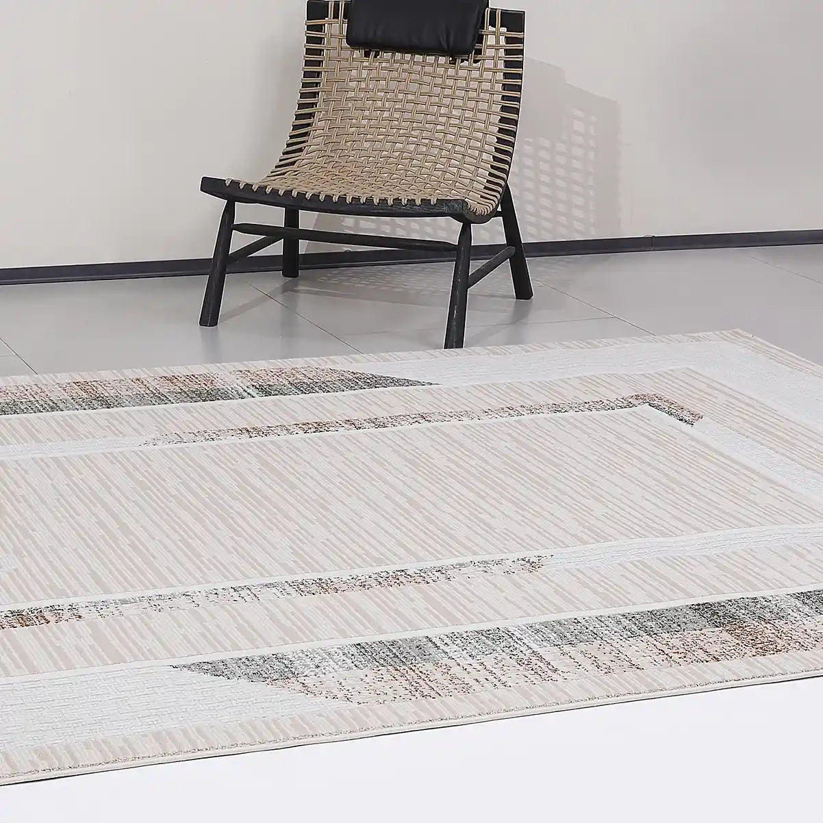 Tapis de zone neutre abstrait Meilade encadré avec cadre moderne de luxe léger avec tapis de style superposé