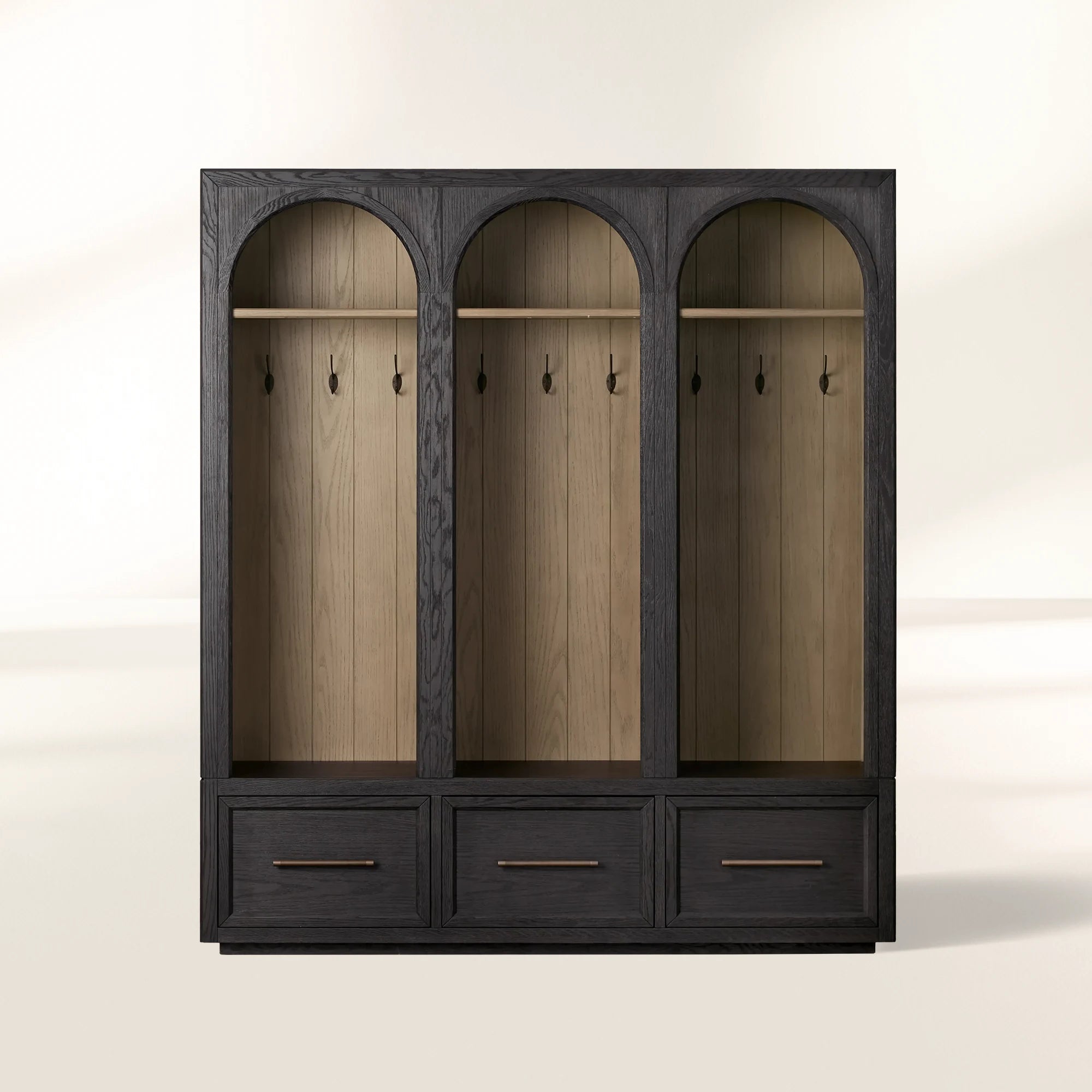 Armoire d'entrée haute Hattie en chêne avec crochets 