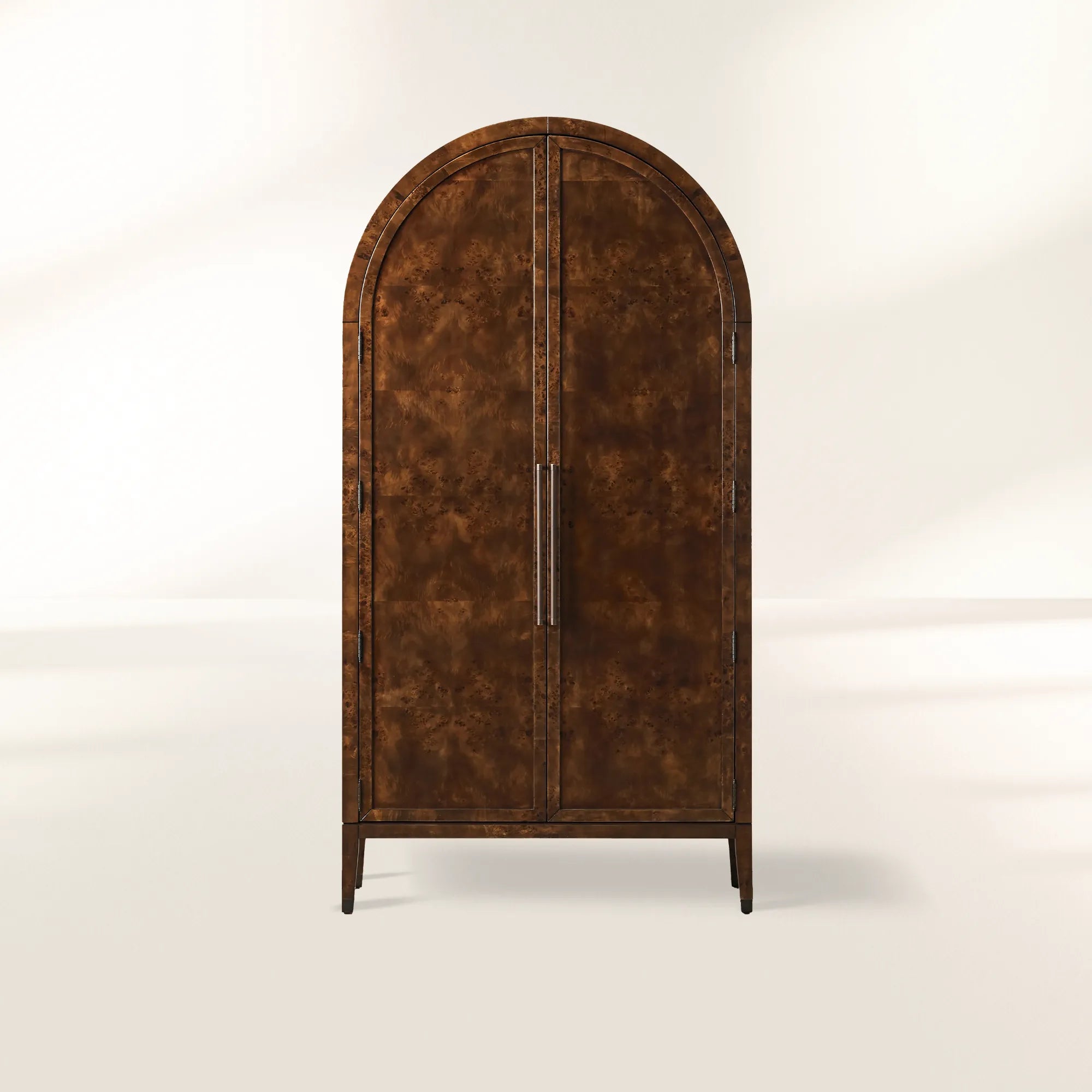Armoire haute Hattie Burl pour salon, en bois naturel à grain de grain. 