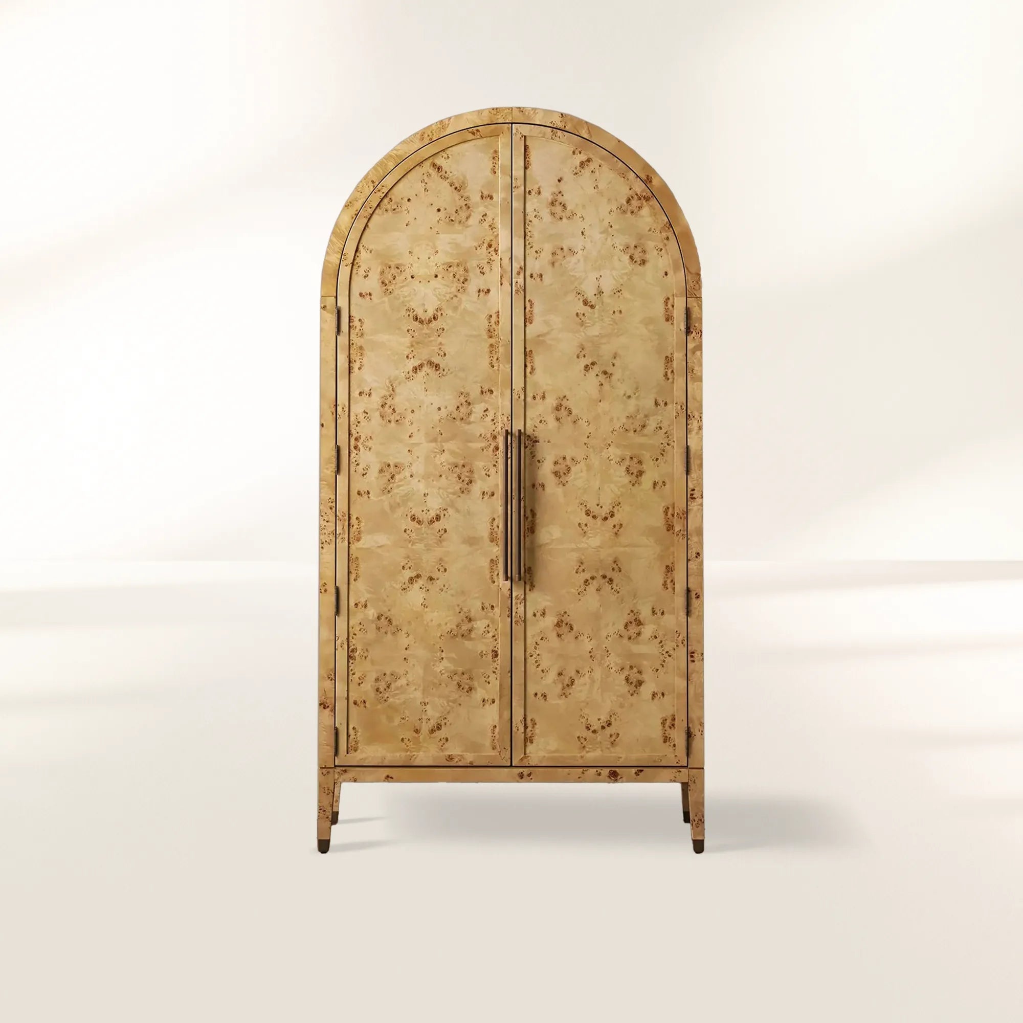 Armoire haute Hattie Burl pour salon, en bois naturel à grain de grain. 