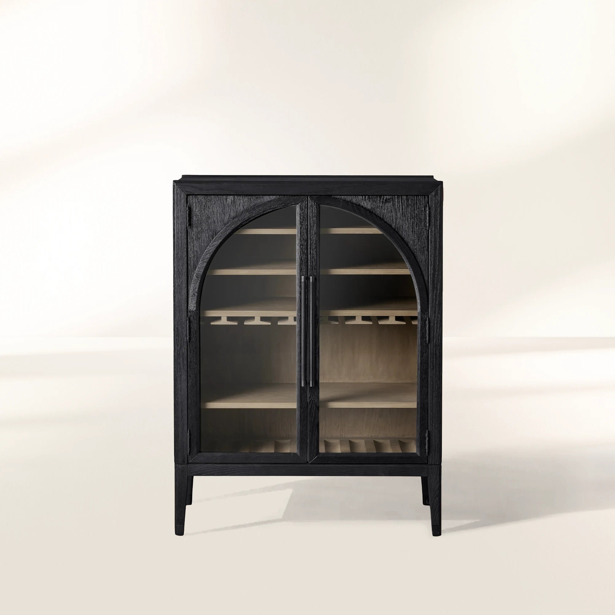 Hattie Holz-Barschrank, niedriger Weinschrank im Mid-Century-Modern-Stil aus Eiche