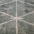 Tapis Abstrait Géométrique Neutre à Facettes Torino, pour un Intérieur Ordonné et Design, Style Étoile Moderne