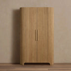 Armoire haute Astor en chêne cannelé pour salon ou chambre à coucher