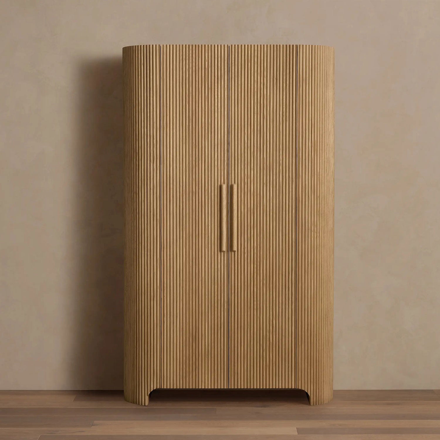 Armoire haute Astor en chêne cannelé pour salon ou chambre à coucher