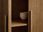Armoire haute Astor en chêne cannelé pour salon ou chambre à coucher