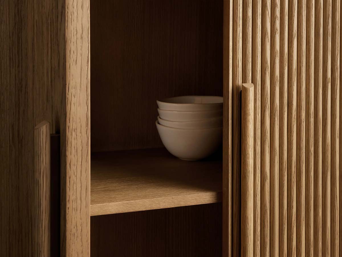 Armoire haute Astor en chêne cannelé pour salon ou chambre à coucher