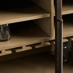Hattie Holz-Barschrank, niedriger Weinschrank im Mid-Century-Modern-Stil aus Eiche