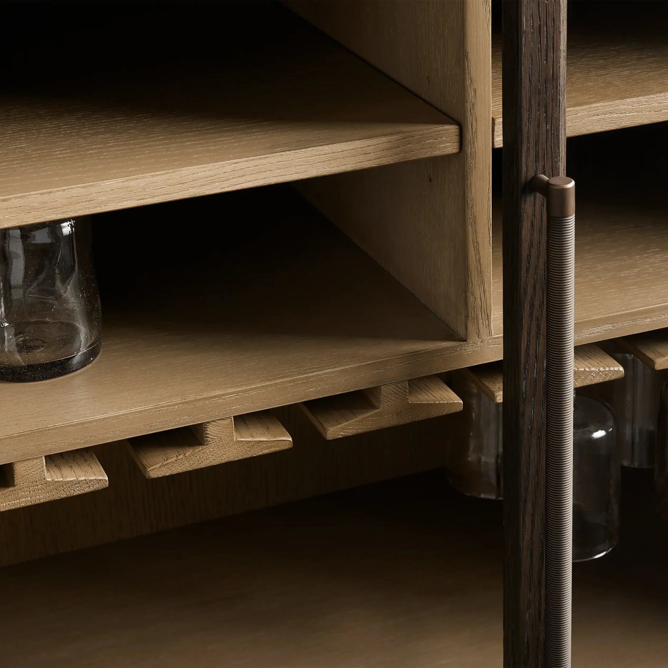 Hattie Holz-Barschrank, niedriger Weinschrank im Mid-Century-Modern-Stil aus Eiche