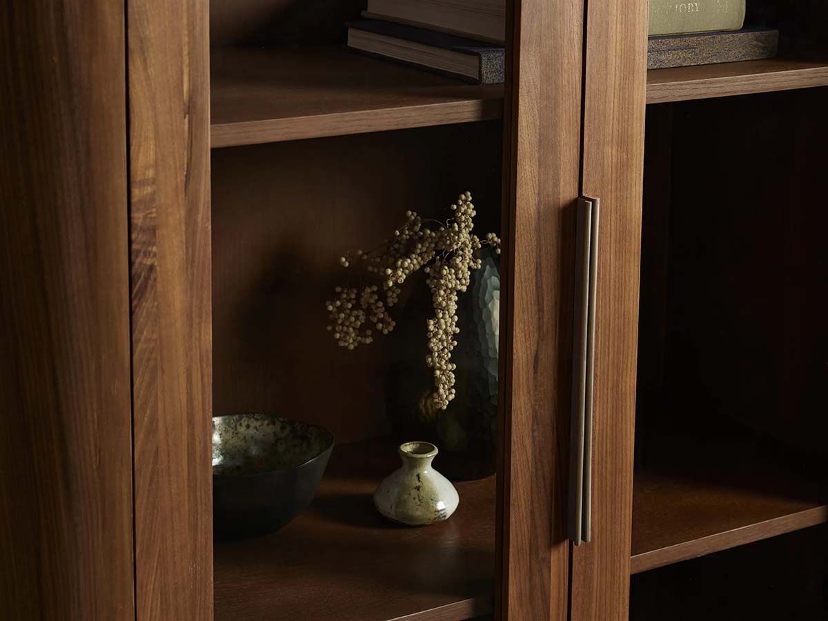 Vitrine haute Caden en noyer, meuble de rangement en bois, vitrine d'entrée, bibliothèque avec porte vitrée
